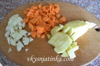 Все овощи нарезаем на кубики, как показано на фотографии