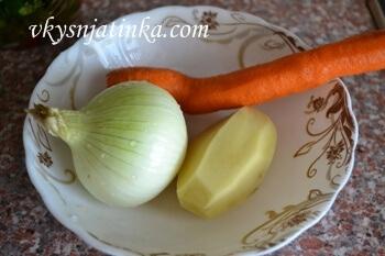 Морковь, картофель и луковицу промываем и чистим