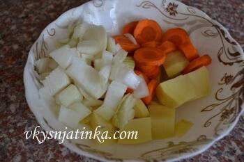 Все овощи нарезаем кубиками