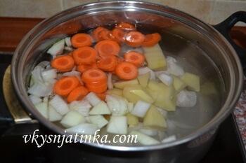 Добавляем овощи к куриному филе