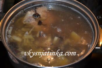Вбрасываем порезанный кусочками картофель и мелко порезанную капусту