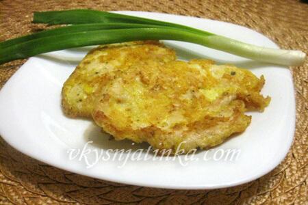 Куриное филе с сырной корочкой на сковороде - рецепт и фото