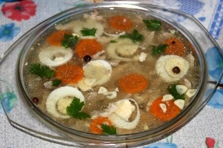 Простой холодец из курицы с желатином - рецепт и фото