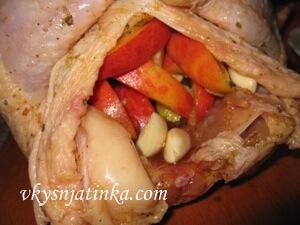 Внутрь курицы складываем ломтики персика