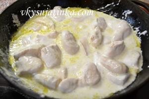 Добавляем йогурт и накрываем сковороду крышкой. Оставляем на слабом огне на 3-5 минут