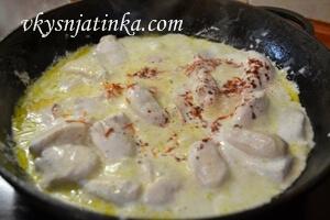 Солим по вкусу, добавляем черный перец и сушеную паприку