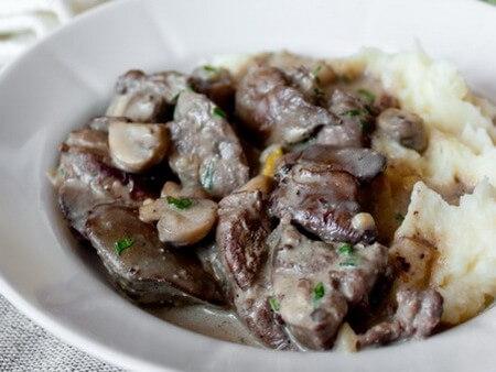 Куриная печень, тушеная в сметане с грибами - рецепт и фото