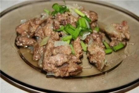 Вкусная куриная печень, жареная с луком в сметане - рецепт и фото