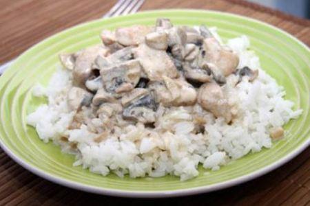 Курица с шампиньонами в сметане на сковороде - рецепт и фото