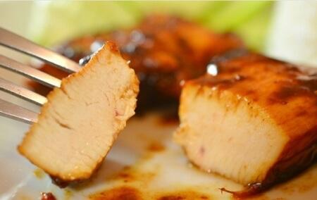 Аппетитная куриная грудка в маринаде, запеченная в духовке - рецепт и фото