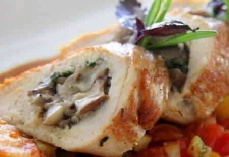 Нежная куриная грудка, фаршированная грибами в духовке - рецепт и фото