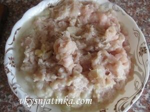 Филе и лук пропускаем через мясорубку