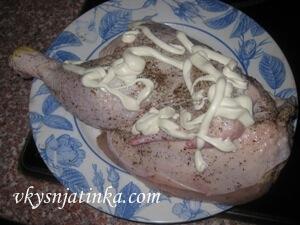Кладем на курицу майонез
