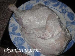 Майонез тщательно втираем в курицу