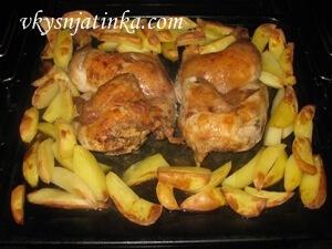 Выкладываем порезанный картофель вокруг курицы и запекаем курицу с картофелем
