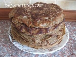 Готовые блины складываем друг на друга стопкой и даем слегка остыть