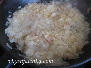 Луковицы очищаем, промываем и мелко нарезаем