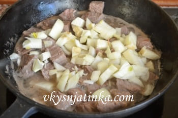 Лук со свининой и чесноком на сковороде