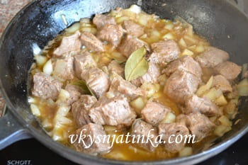 Мясо с луком и специями на сковороде