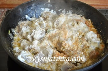 Подлива из мяса, томатной пасты и сметаны