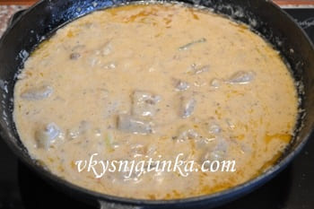 Тушение мясной подливы из сметаны и томатной пасты