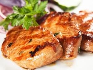 Остается переложить мясо на тарелки и подать блюдо к столу