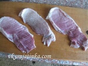 Первым делом мясо нужно промыть и разрезать на стейки