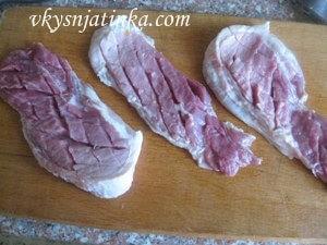 Делаем на кусках свинины надрезы, крест на крест, как показано на фотографии