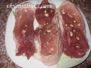 Перекладываем свинину на тарелку, поливаем лимонным соком и присаливаем по вкусу