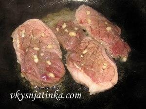 Сковороду смазываем оливковым маслом и слегка обжариваем в ней свинину