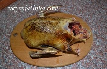 Утку тщательно промываем изнутри и снаружи