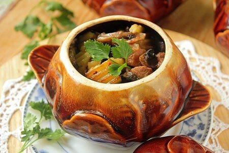 Жаркое из свинины с картошкой в горшочках - рецепт и фото