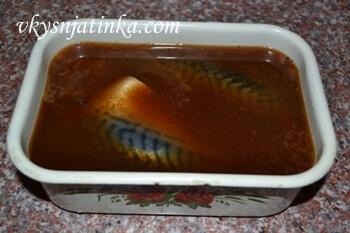 Заливаем скумбрию остывшим маринадом