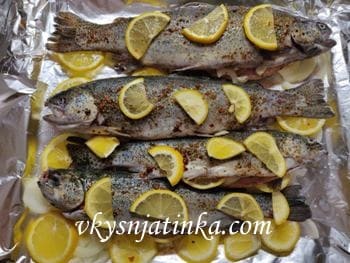 Форель с луком и лимоном на противне