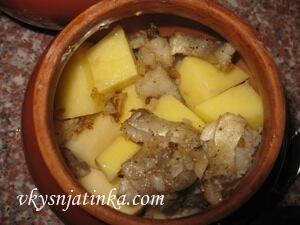 Добавляем в горшочки сметану