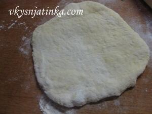 Каждую из частей теста раскатываем в пласт