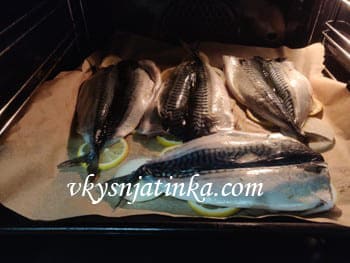 Скумбрия в духовке с луком и лимоном