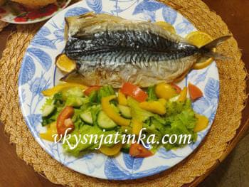 Запеченная в духовке скумбрия с лимоном и луком