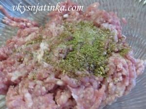 К мясному фаршу добавляем соль, кориандр, сухой лавровый лист