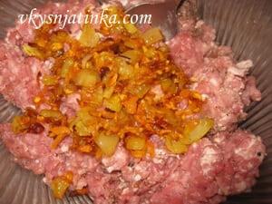 Затем, добавляем к мясу половину жареного лука с морковью