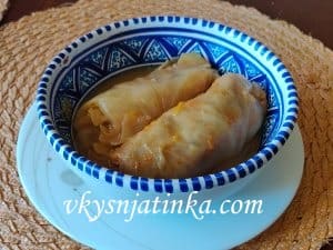Голубцы с грибами на тарелке