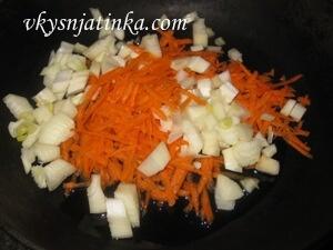 Морковь с луком на сковороде