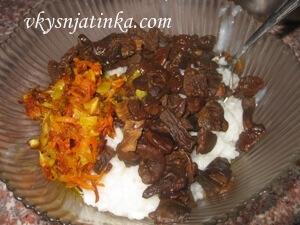 Рис с жареной морковью, луком и грибами