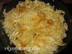 К капусте добавляем жареную морковь с луком