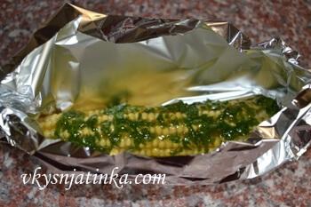 Поливаем сливочным маслом с зеленью