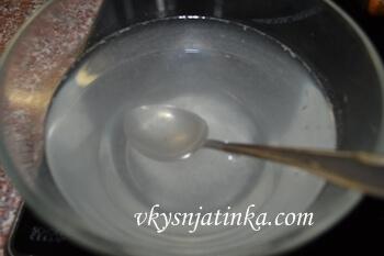 В воде растворяем соль
