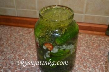 Заливаем банку с огурцами