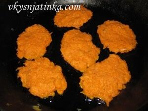 Морковные оладьи на сковороде