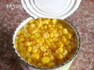 Открываем банку консервированной кукурузы и сливаем с нее воду
