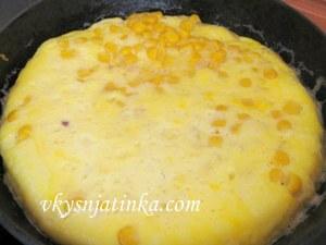 Жарим яичный омлет под крышкой